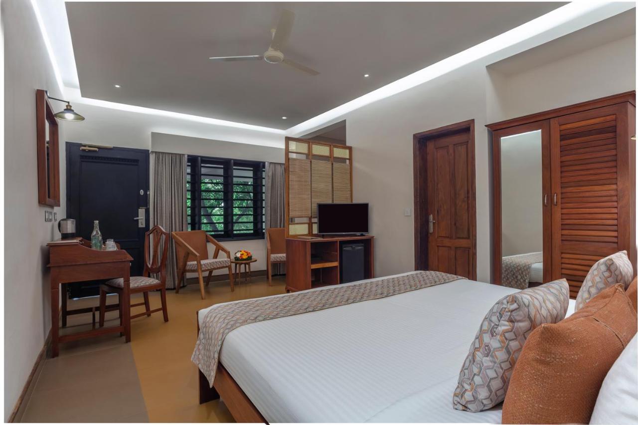 Estuary Sarovar Portico Poovar Exterior foto