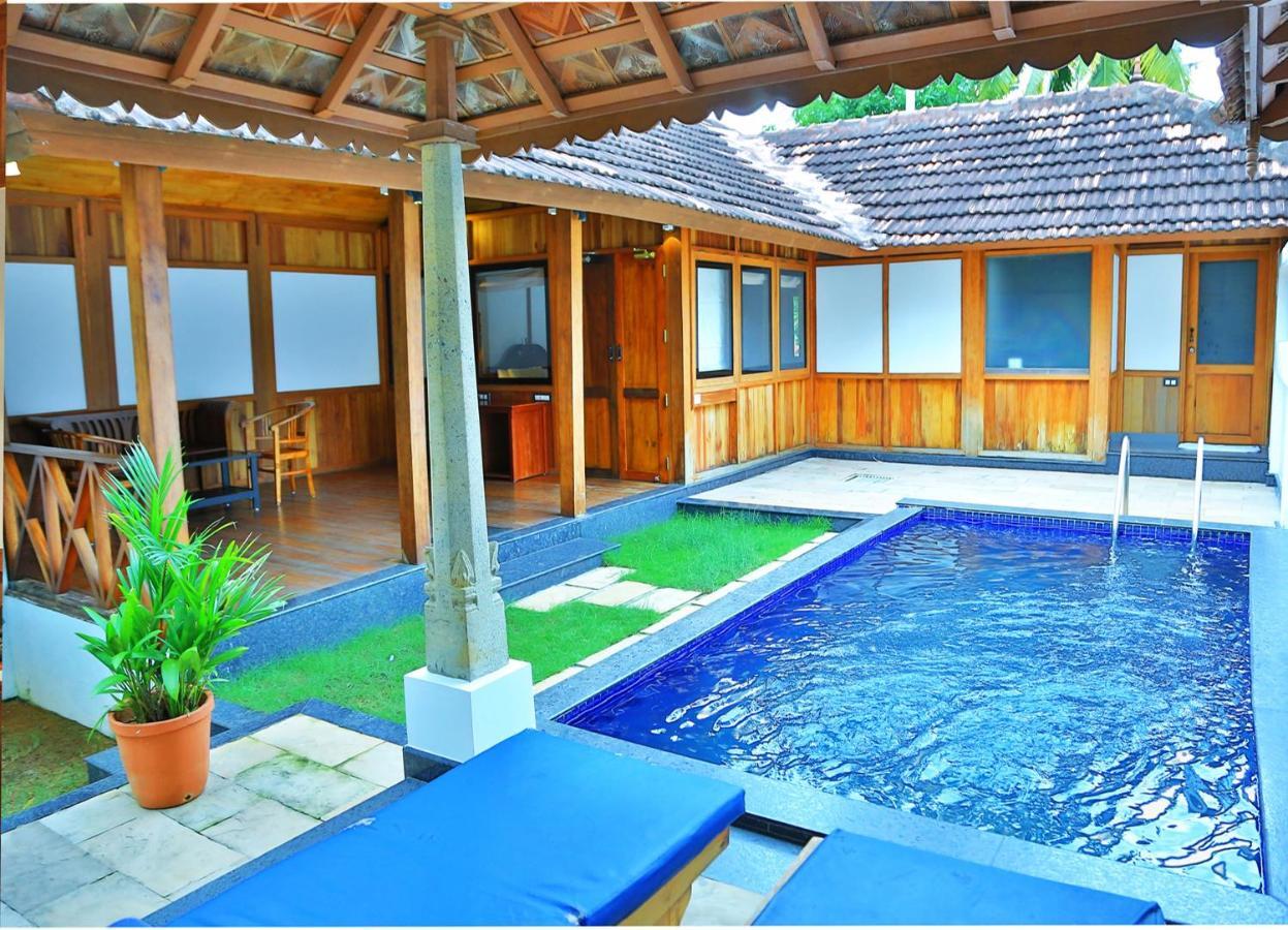 Estuary Sarovar Portico Poovar Exterior foto