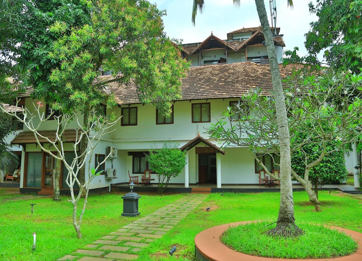Estuary Sarovar Portico Poovar Exterior foto