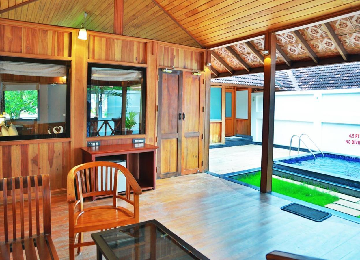 Estuary Sarovar Portico Poovar Exterior foto