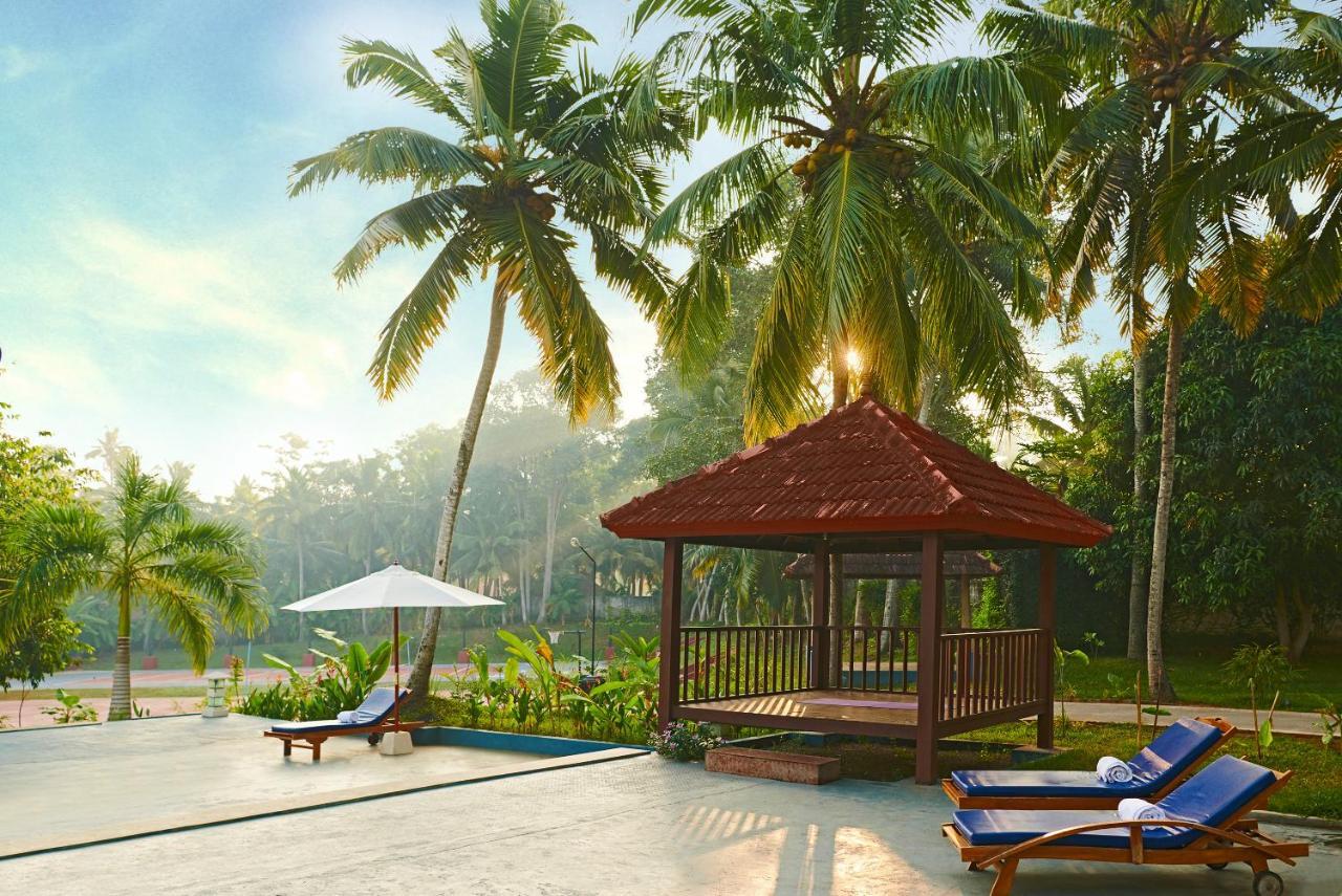 Estuary Sarovar Portico Poovar Exterior foto