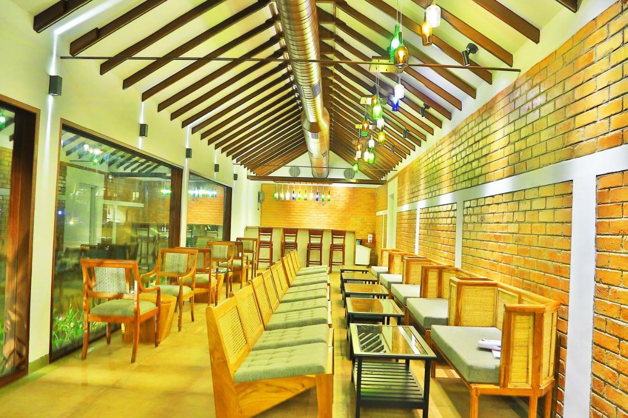 Estuary Sarovar Portico Poovar Exterior foto