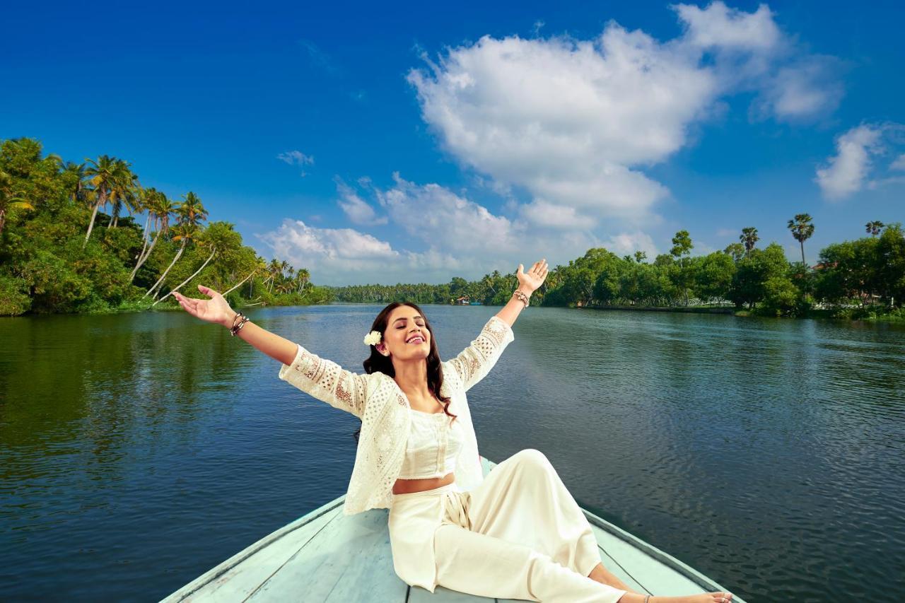 Estuary Sarovar Portico Poovar Exterior foto